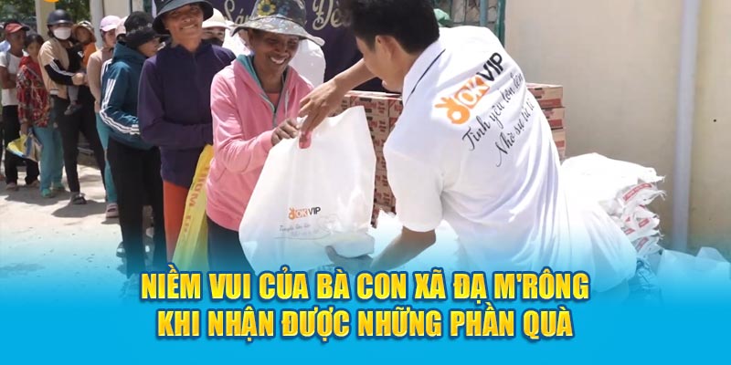 Niềm vui của bà con xã Đạ M'Rông khi nhận được những phần quà