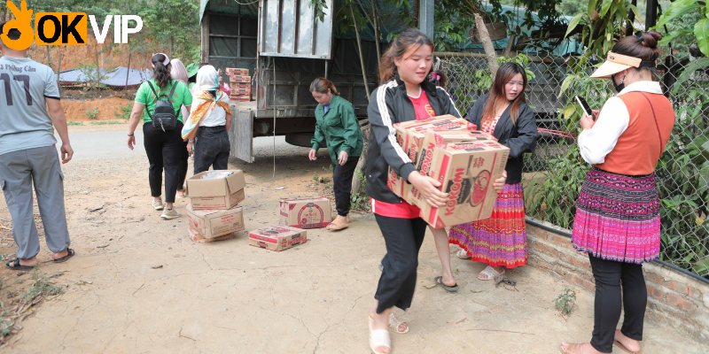 Tặng quà cho 60 hộ gia đình đặc biệt khó khăn